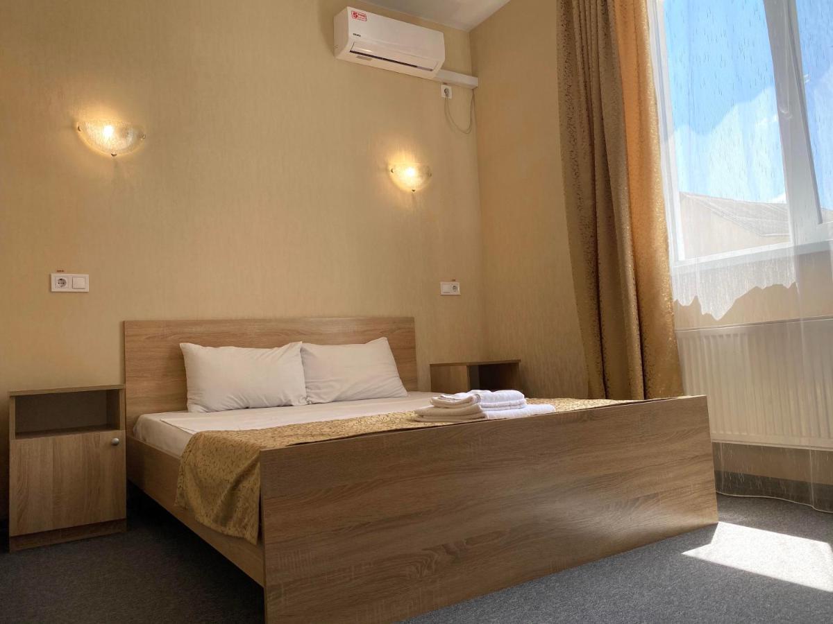 Guest House Sotni Kyiv Exterior photo