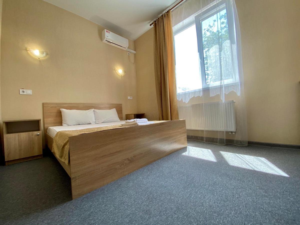Guest House Sotni Kyiv Exterior photo