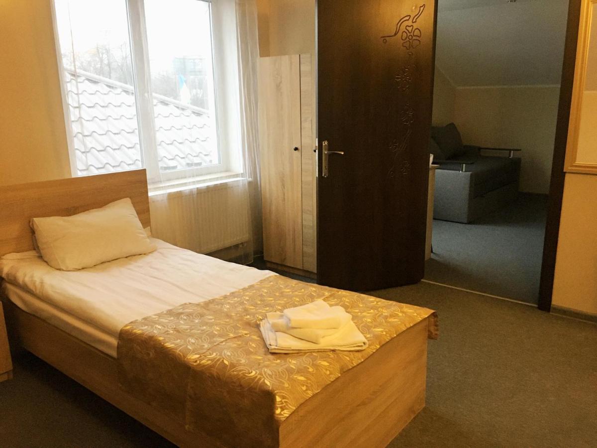 Guest House Sotni Kyiv Exterior photo
